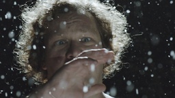 Primož Pirnat, Maks Sušnik v filmu Svetlo črna (2014).