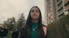 Suela Gashi v filmu Novi sošolci (2025).