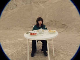 Tara Caruso Bizjak v filmu Kam se je odneslo hlod (2024).