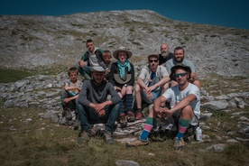 fotografija s snemanja Gora se ne bo premaknila (2025)