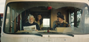Boris Cavazza, Vlado Novak, Zala Đurić v filmu Dedek gre na jug (2022).