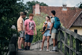 Kolja Chilima Budišin na snemanju filma Vesolje med nami (2021).