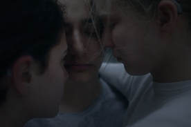 Sarah Al Saleh, Mina Milovanović, Mia Skrbinac v filmu Sestre (2021).