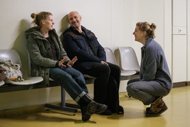 Iztok Drabik Jug, Maruša Majer, Katarina Morano on the set of S pogledom na morje (s.d.).