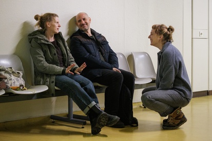 Iztok Drabik Jug, Maruša Majer, Katarina Morano na snemanju filma S pogledom na morje (s.d.).