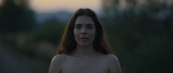 Anuša Kodelja v filmu Soseska 23 (2025).