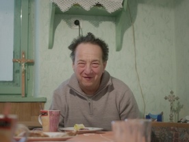 Jože Hajdinjak v filmu Nisem župnik (2025).