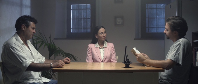 Jernej Kuntner, David Meze, Alenka Tetičkovič v filmu Fake news (2019).