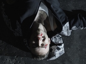 Kader iz filma Majmunska posla ~ Boljši človk (2025)