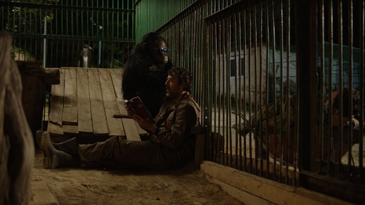 Igor Angelov, Peter Elliot v filmu Godina na majmunot (2018).