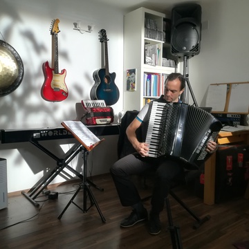 Marko Hatlak on the set of Tipično slovensko – harmonika (2019).