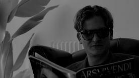 Matevž Sluga v filmu SMRT – Uvod za začetnike: Priročnik s predpisi, normativi in uporabnimi namigi. Tretja, dopolnjena izdaja (2025).