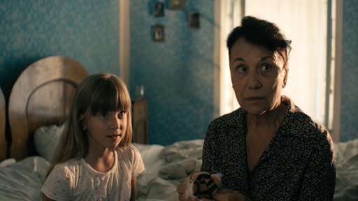 Miranda Caharija, Iza Veselko v filmu Nahrani me z besedami (2012).