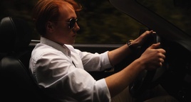 Emil Køster v filmu The Stranger (2023).