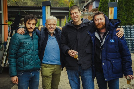 Francesco Borchi, Emir Hadžihafizbegović, Moamer Kasumović, Goran Vojnović na snemanju filma Nekoč so bili ljudje (2021).