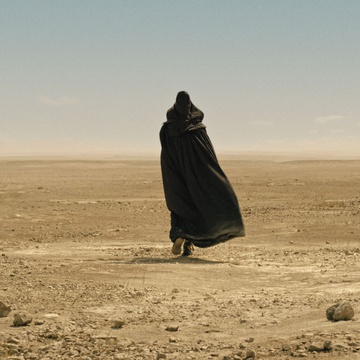 Still frame Človek s senco (2019)