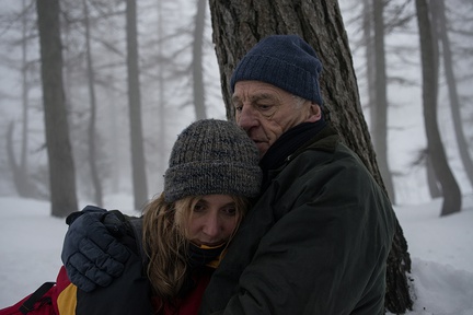 Julia Akkermans, Johan Leysen na snemanju filma Pink Moon (2022).