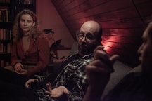 Suzana Krevh, Tines Špik, Andraž Jug v filmu Zemljo krast (2025).