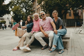 Peter Bratuša, Sebastian Cavazza, Ajda Smrekar, Uma Štader na snemanju filma Gajin svet 3 (s.d.).