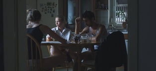 Voranc Boh, Mia Skrbinac, Eva Jesenovec v filmu Nikoli ne bova sama (2014).