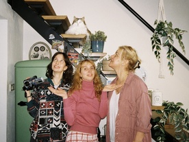 Karin Komljanec, Čarna Lampret, Ajda Pirtovšek na snemanju filma Želim ti vse najboljše (2026).
