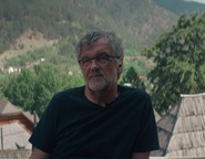 Emir Kusturica v filmu Kako sem čakal na sonce (2025).