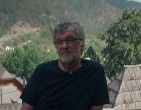 Emir Kusturica v filmu Kako sem čakal na sonce (2025).