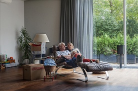 Julia Akkermans, Johan Leysen on the set of Pink Moon (2022).