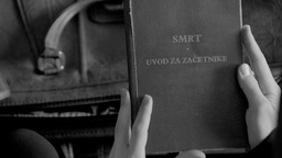 Kader iz filma SMRT – Uvod za začetnike: Priročnik s predpisi, normativi in uporabnimi namigi. Tretja, dopolnjena izdaja (2025)