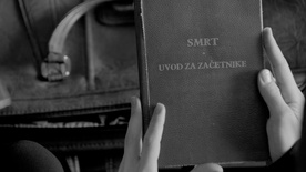 Kader iz filma SMRT – Uvod za začetnike: Priročnik s predpisi, normativi in uporabnimi namigi. Tretja, dopolnjena izdaja (2025)