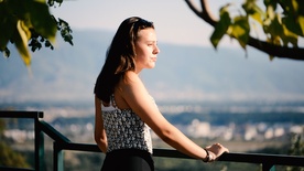 Floralba Avdullahu v filmu Novi sošolci (2025).