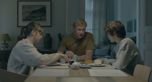Jenovéfa Boková, Daniel Kadlec, Martin Pechlát v filmu Rodinný film (2015).