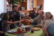 Maks Sušnik, Silva Čušin, Janez Škof (I), Grega Švabič, Lana Brina Korbar na snemanju filma Male ribe (2015).