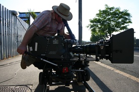 Simon Tanšek on the set of Uglaševanje (2005).