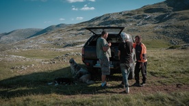 fotografija s snemanja Gora se ne bo premaknila (2025)